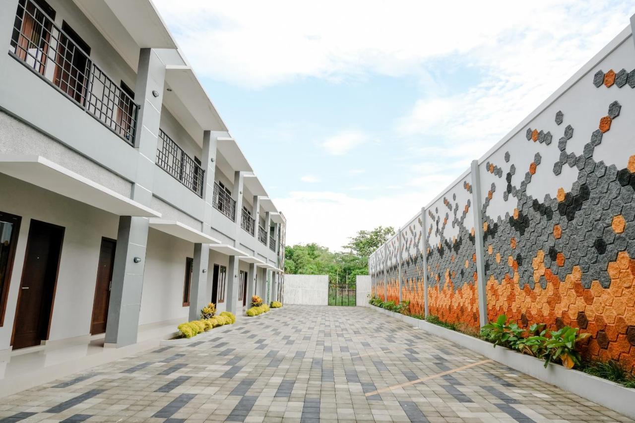 Oyo 2140 Hs Residence Tulungagung Exterior foto
