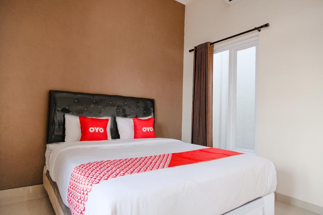 Oyo 2140 Hs Residence Tulungagung Exterior foto