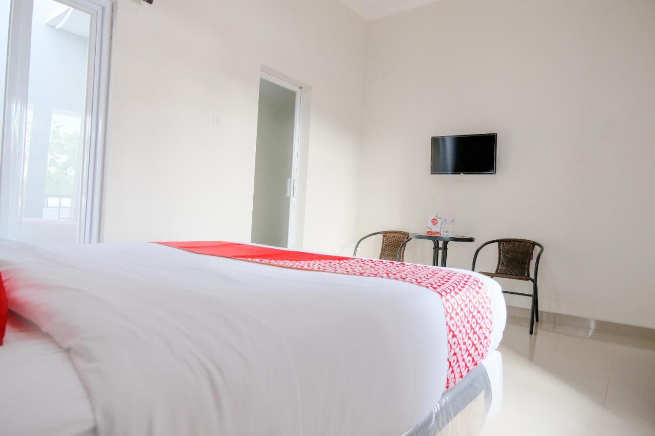 Oyo 2140 Hs Residence Tulungagung Exterior foto